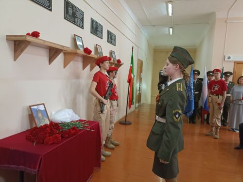 Кукмара беренче гимназиясендә Рафис Хафизов истәлегенә мемориаль такта ачылды