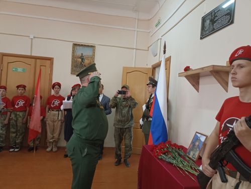 Кукмара беренче гимназиясендә Рафис Хафизов истәлегенә мемориаль такта ачылды