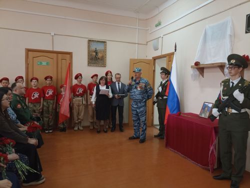 Кукмара беренче гимназиясендә Рафис Хафизов истәлегенә мемориаль такта ачылды