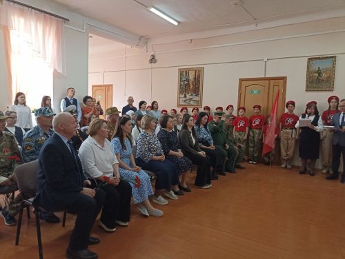 Кукмара беренче гимназиясендә Рафис Хафизов истәлегенә мемориаль такта ачылды