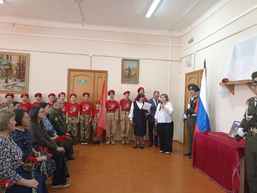 Кукмара беренче гимназиясендә Рафис Хафизов истәлегенә мемориаль такта ачылды
