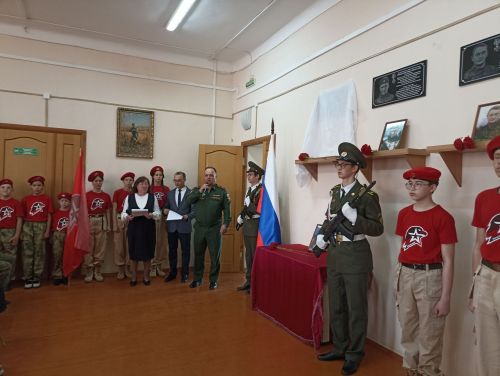 Кукмара беренче гимназиясендә Рафис Хафизов истәлегенә мемориаль такта ачылды