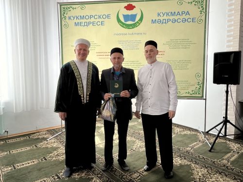 Фоторепортаж: Кукмара мәдрәсәсенең чыгарылыш укучыларына шаһәдәтнамәләр тапшырылды