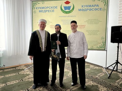 Фоторепортаж: Кукмара мәдрәсәсенең чыгарылыш укучыларына шаһәдәтнамәләр тапшырылды