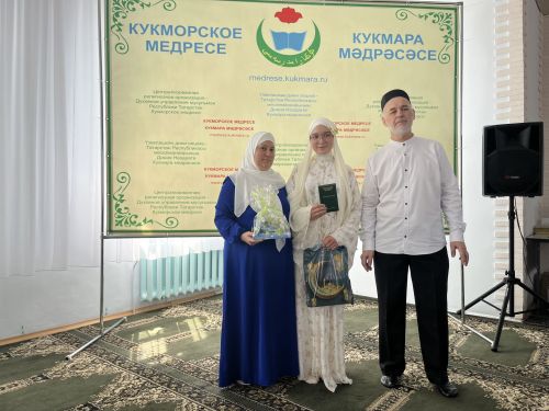 Фоторепортаж: Кукмара мәдрәсәсенең чыгарылыш укучыларына шаһәдәтнамәләр тапшырылды