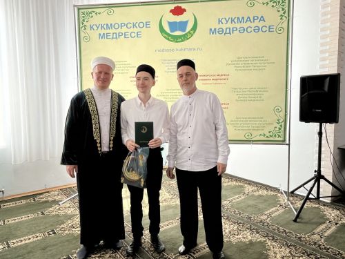 Фоторепортаж: Кукмара мәдрәсәсенең чыгарылыш укучыларына шаһәдәтнамәләр тапшырылды