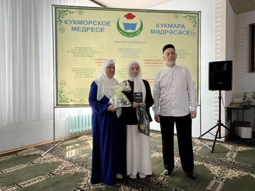 Фоторепортаж: Кукмара мәдрәсәсенең чыгарылыш укучыларына шаһәдәтнамәләр тапшырылды
