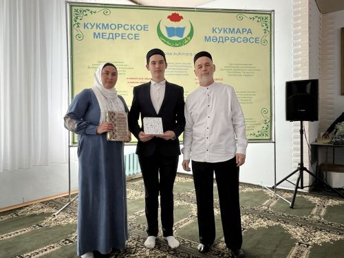 Фоторепортаж: Кукмара мәдрәсәсенең чыгарылыш укучыларына шаһәдәтнамәләр тапшырылды