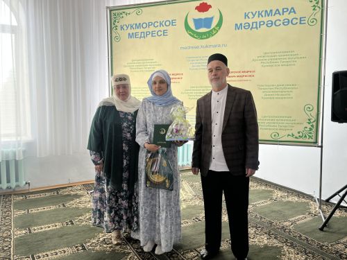 Фоторепортаж: Кукмара мәдрәсәсенең чыгарылыш укучыларына шаһәдәтнамәләр тапшырылды