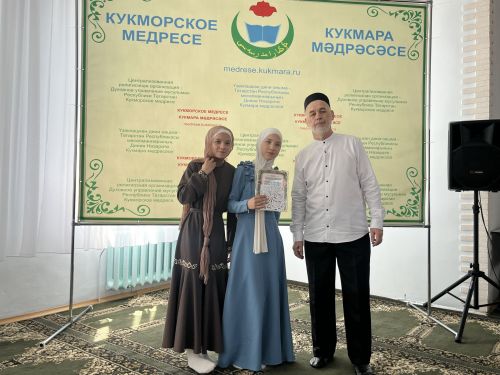 Фоторепортаж: Кукмара мәдрәсәсенең чыгарылыш укучыларына шаһәдәтнамәләр тапшырылды