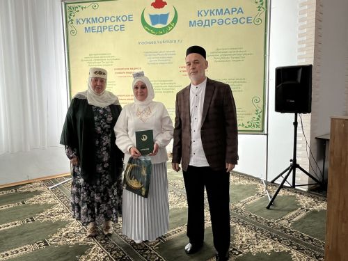 Фоторепортаж: Кукмара мәдрәсәсенең чыгарылыш укучыларына шаһәдәтнамәләр тапшырылды