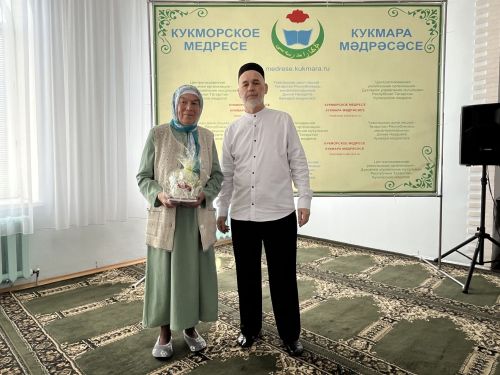 Фоторепортаж: Кукмара мәдрәсәсенең чыгарылыш укучыларына шаһәдәтнамәләр тапшырылды