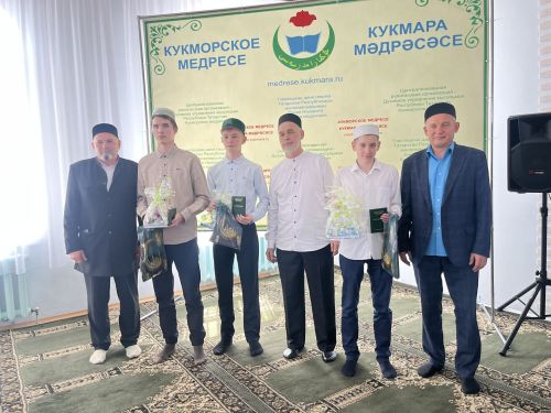 Фоторепортаж: Кукмара мәдрәсәсенең чыгарылыш укучыларына шаһәдәтнамәләр тапшырылды