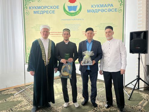 Фоторепортаж: Кукмара мәдрәсәсенең чыгарылыш укучыларына шаһәдәтнамәләр тапшырылды