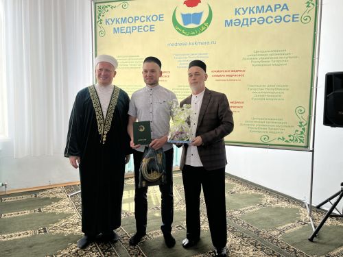 Фоторепортаж: Кукмара мәдрәсәсенең чыгарылыш укучыларына шаһәдәтнамәләр тапшырылды