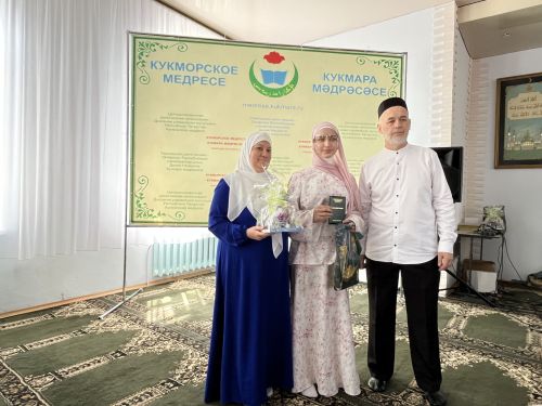 Фоторепортаж: Кукмара мәдрәсәсенең чыгарылыш укучыларына шаһәдәтнамәләр тапшырылды