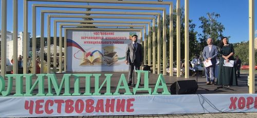 Фоторепортаж: Кукмарада уку алдынгылары бүләкләнде