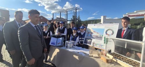 Фоторепортаж: Кукмарада уку алдынгылары бүләкләнде