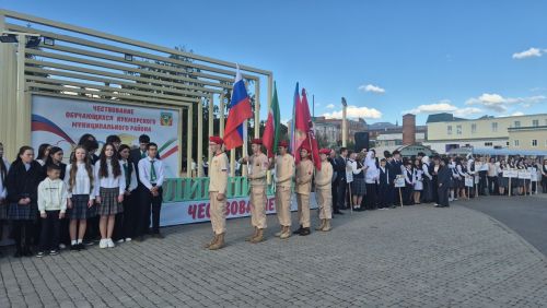 Фоторепортаж: Кукмарада уку алдынгылары бүләкләнде