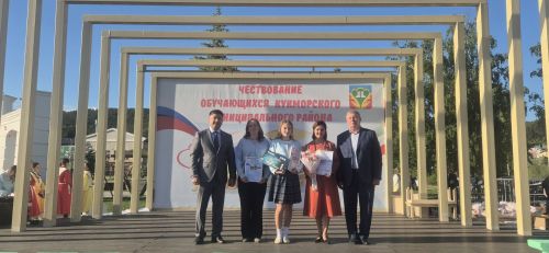 Фоторепортаж: Кукмарада уку алдынгылары бүләкләнде