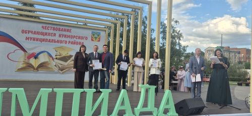 Фоторепортаж: Кукмарада уку алдынгылары бүләкләнде