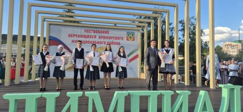 Фоторепортаж: Кукмарада уку алдынгылары бүләкләнде