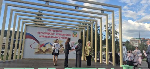 Фоторепортаж: Кукмарада уку алдынгылары бүләкләнде