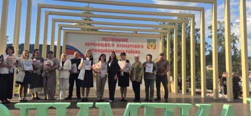 Фоторепортаж: Кукмарада уку алдынгылары бүләкләнде