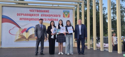 Фоторепортаж: Кукмарада уку алдынгылары бүләкләнде