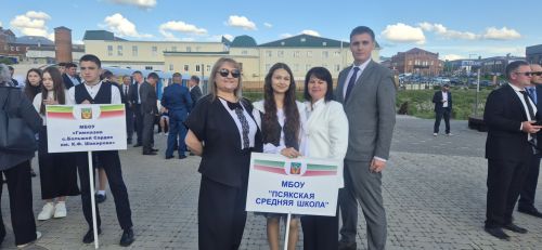 Фоторепортаж: Кукмарада уку алдынгылары бүләкләнде