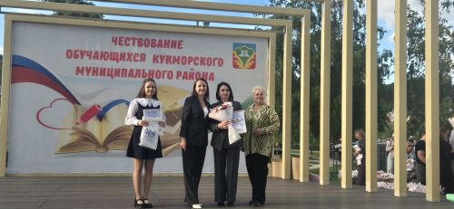 Фоторепортаж: Кукмарада уку алдынгылары бүләкләнде