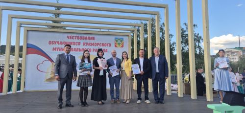 Фоторепортаж: Кукмарада уку алдынгылары бүләкләнде