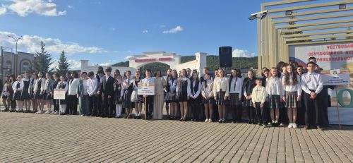 Фоторепортаж: Кукмарада уку алдынгылары бүләкләнде