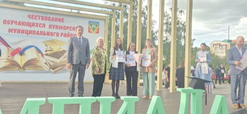 Фоторепортаж: Кукмарада уку алдынгылары бүләкләнде