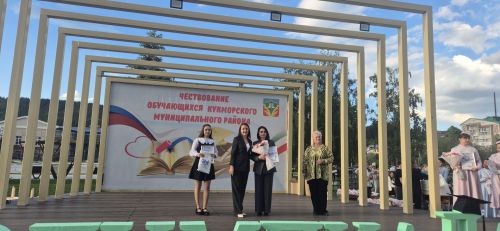Фоторепортаж: Кукмарада уку алдынгылары бүләкләнде