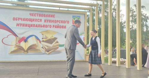 Фоторепортаж: Кукмарада уку алдынгылары бүләкләнде