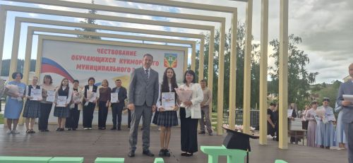 Фоторепортаж: Кукмарада уку алдынгылары бүләкләнде