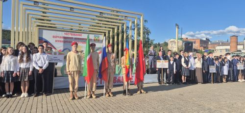 Фоторепортаж: Кукмарада уку алдынгылары бүләкләнде
