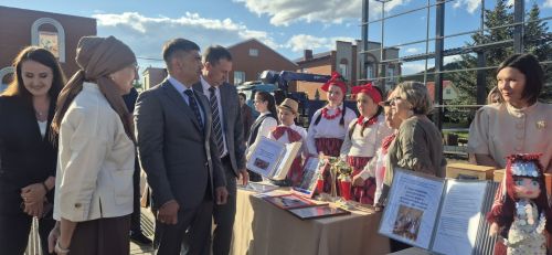 Фоторепортаж: Кукмарада уку алдынгылары бүләкләнде