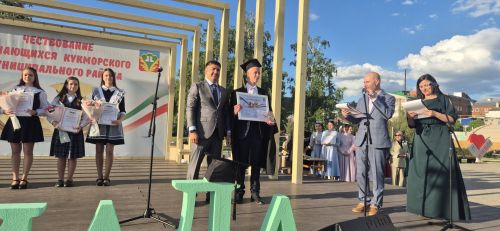 Фоторепортаж: Кукмарада уку алдынгылары бүләкләнде