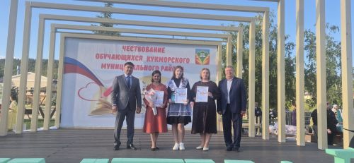 Фоторепортаж: Кукмарада уку алдынгылары бүләкләнде