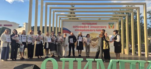 Фоторепортаж: Кукмарада уку алдынгылары бүләкләнде