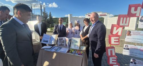 Фоторепортаж: Кукмарада уку алдынгылары бүләкләнде
