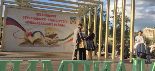 Фоторепортаж: Кукмарада уку алдынгылары бүләкләнде