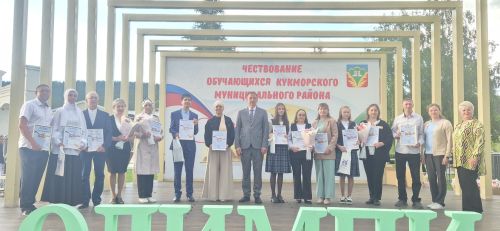 Фоторепортаж: Кукмарада уку алдынгылары бүләкләнде