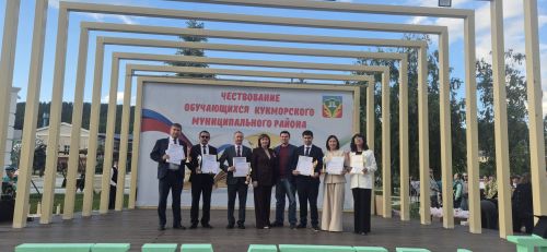 Фоторепортаж: Кукмарада уку алдынгылары бүләкләнде