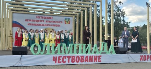 Фоторепортаж: Кукмарада уку алдынгылары бүләкләнде
