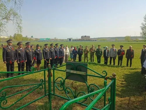 Илһам Сәхапов Кукмара районында Герой Сабир Әхтәмов каберенә чәчәкләр салды
