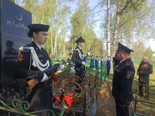 Илһам Сәхапов Кукмара районында Герой Сабир Әхтәмов каберенә чәчәкләр салды