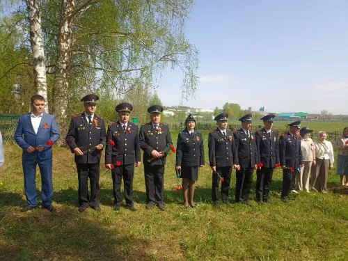 Илһам Сәхапов Кукмара районында Герой Сабир Әхтәмов каберенә чәчәкләр салды
